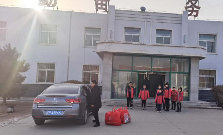 愛心幫扶貧困生，冰河助學暖人心